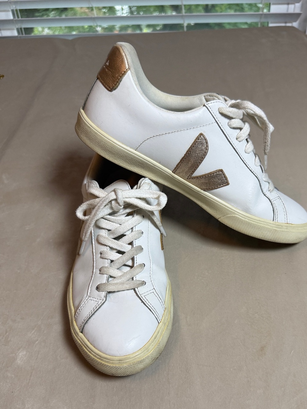 VEJA Esplar White Gold Leather Sneakers Women’s Size 9